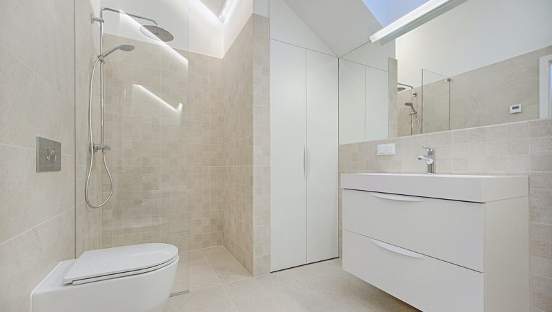 petite-salle-de-bain-epuree