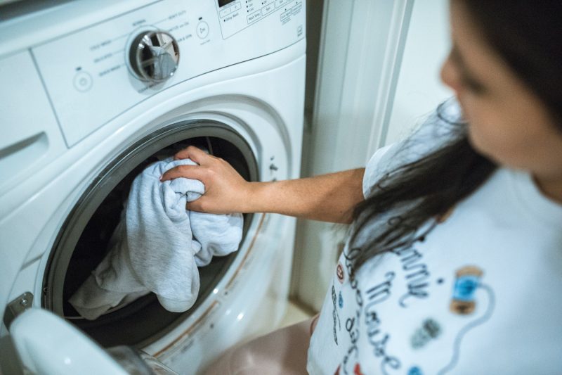 femme-charge-lave-linge