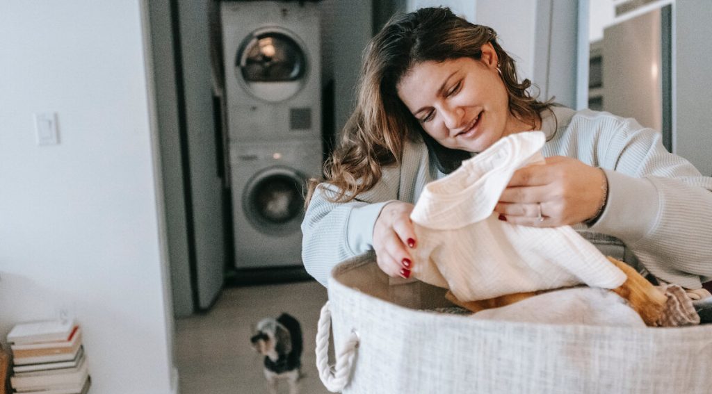 femme-panier-linge-petite-buanderie