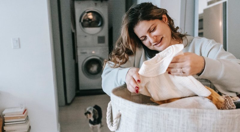 femme-panier-linge-petite-buanderie