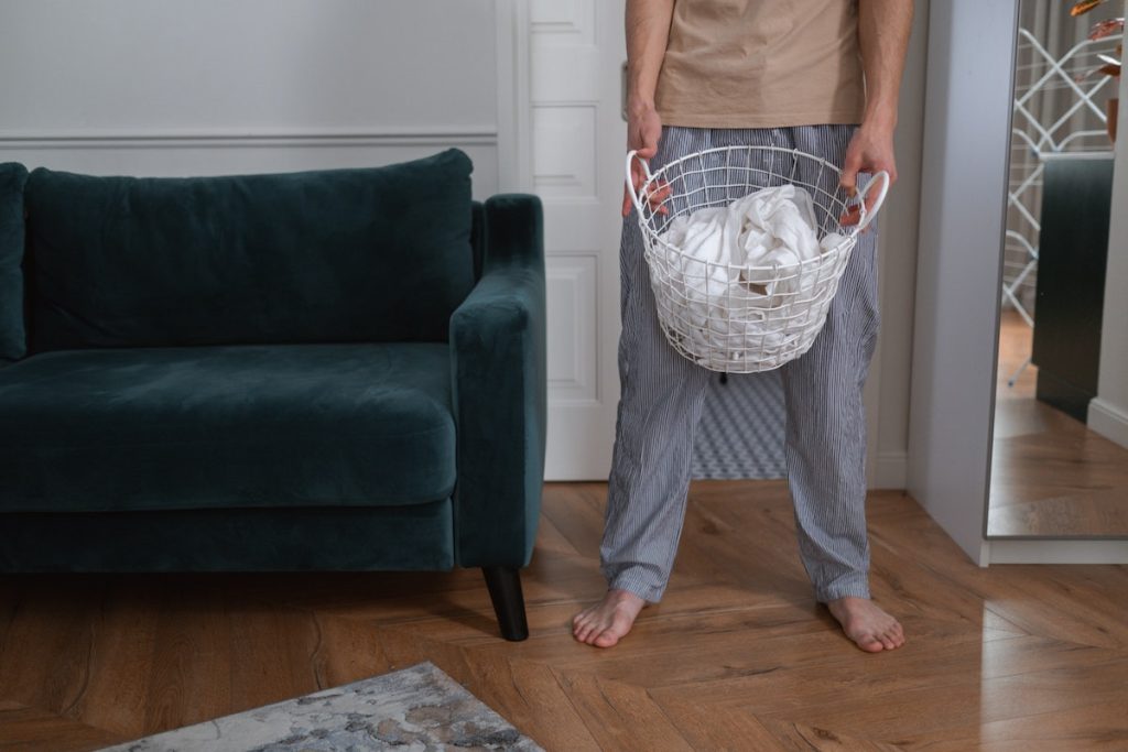 homme-panier-a-linge-salon