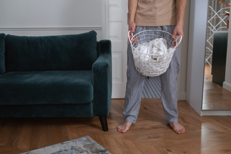 homme-panier-a-linge-salon