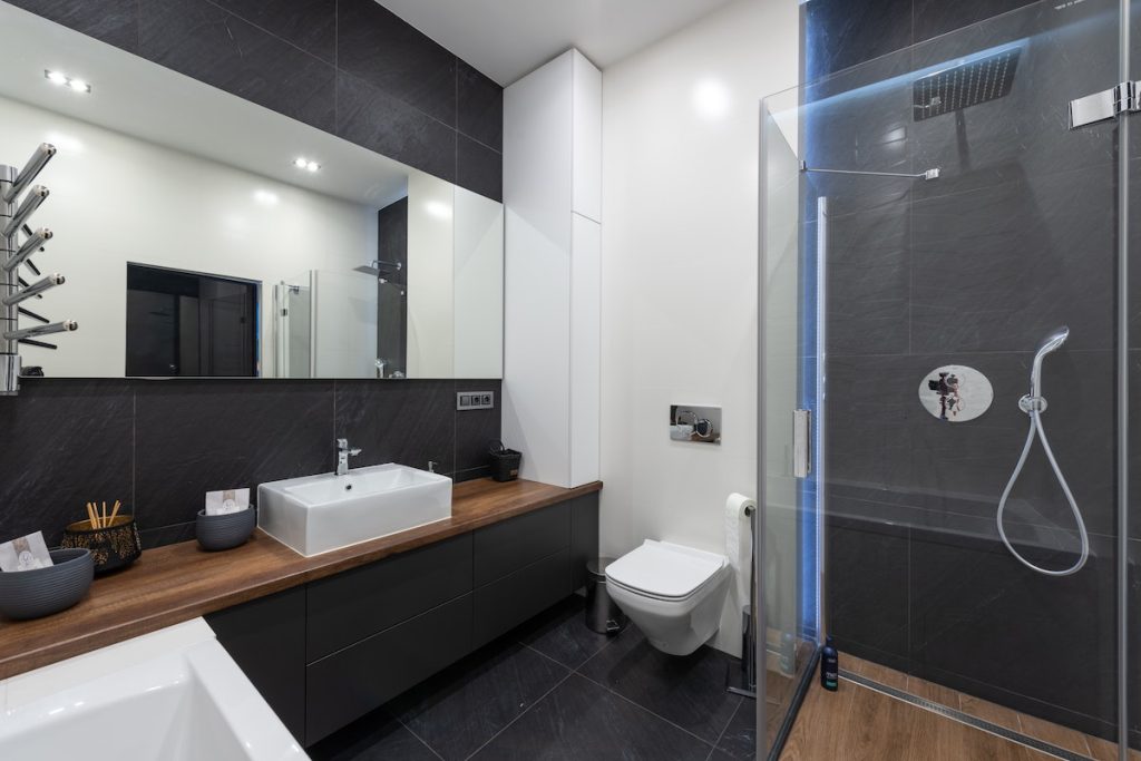 toilette-blanche-salle-de-bain-carrelage-noir
